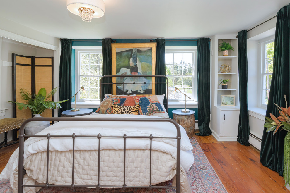 Стильный дизайн: хозяйская спальня среднего размера в стиле кантри с зелеными стенами, паркетным полом среднего тона и коричневым полом - последний тренд