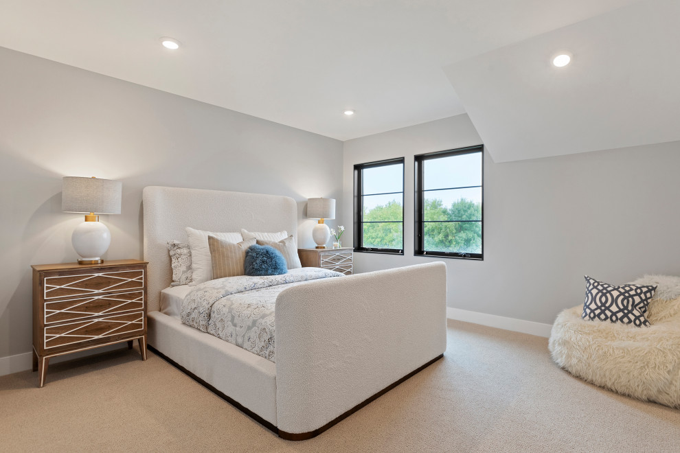Пример оригинального дизайна: большая гостевая спальня (комната для гостей) в современном стиле с серыми стенами, ковровым покрытием и бежевым полом