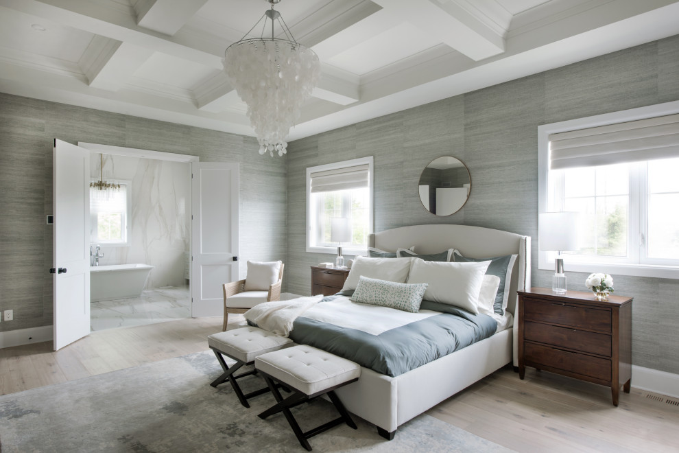 Diseño de dormitorio principal clásico renovado grande con paredes grises y suelo de madera clara