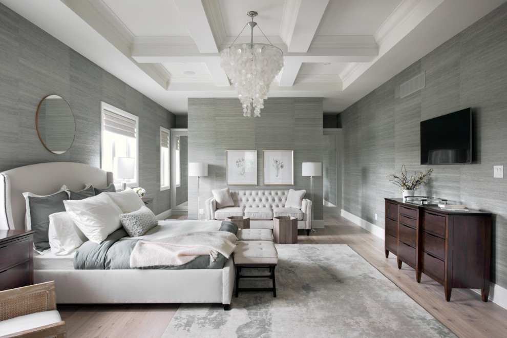 Свежая идея для дизайна: большая хозяйская спальня в стиле неоклассика (современная классика) с серыми стенами и светлым паркетным полом без камина - отличное фото интерьера
