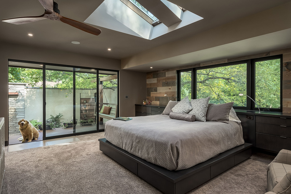 Стильный дизайн: хозяйская спальня среднего размера в современном стиле с серыми стенами, полом из керамогранита и серым полом - последний тренд