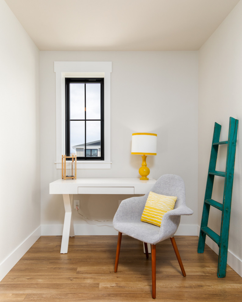 Kleines Country Schlafzimmer im Loft-Style mit grauer Wandfarbe, Laminat und braunem Boden in Sonstige