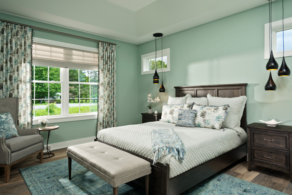 Klassisches Gästezimmer ohne Kamin mit grüner Wandfarbe, braunem Holzboden und braunem Boden in Sonstige