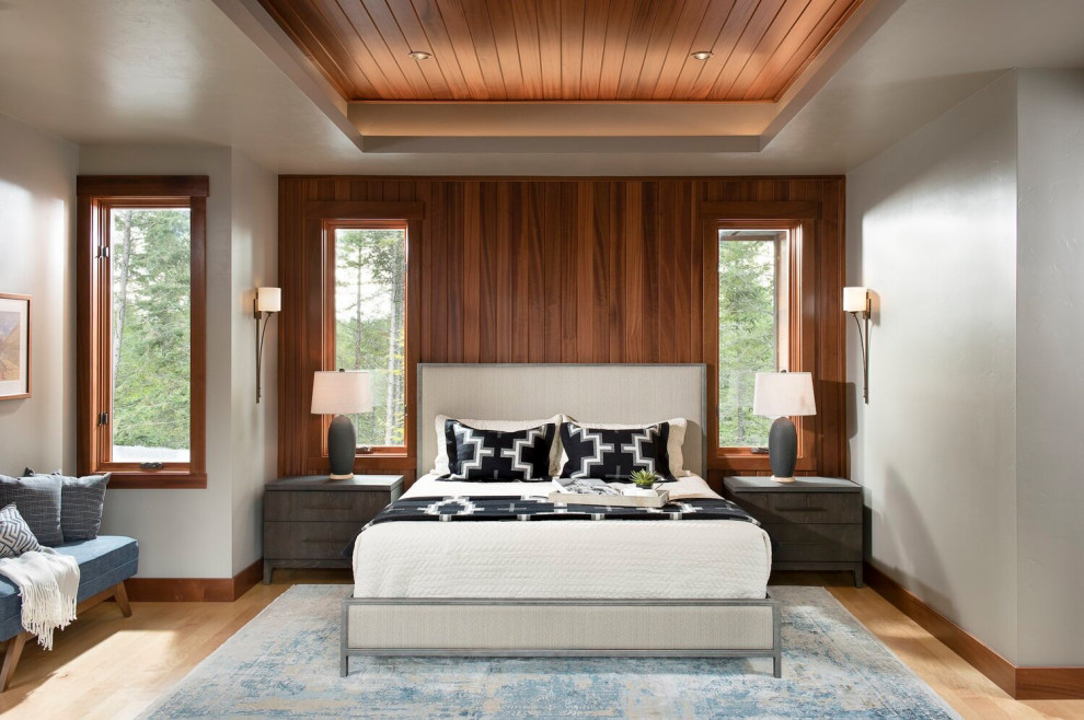 Cette image montre une chambre chalet en bois avec un mur marron, un sol en bois brun, un sol marron, un plafond décaissé et un plafond en bois.