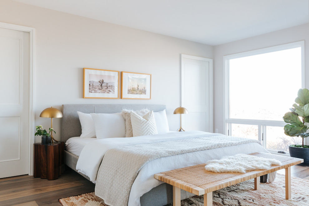 Idee per una piccola camera da letto design con pareti beige, pavimento in legno massello medio e pavimento marrone