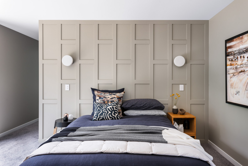 На фото: хозяйская спальня среднего размера в современном стиле с ковровым покрытием и панелями на стенах с