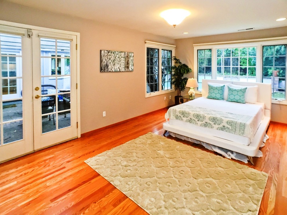 На фото: хозяйская спальня среднего размера в стиле неоклассика (современная классика) с серыми стенами и паркетным полом среднего тона без камина