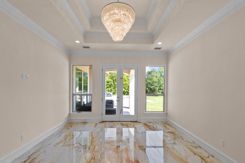 Idéer för att renovera ett stort medelhavsstil huvudsovrum, med beige väggar, marmorgolv och beiget golv