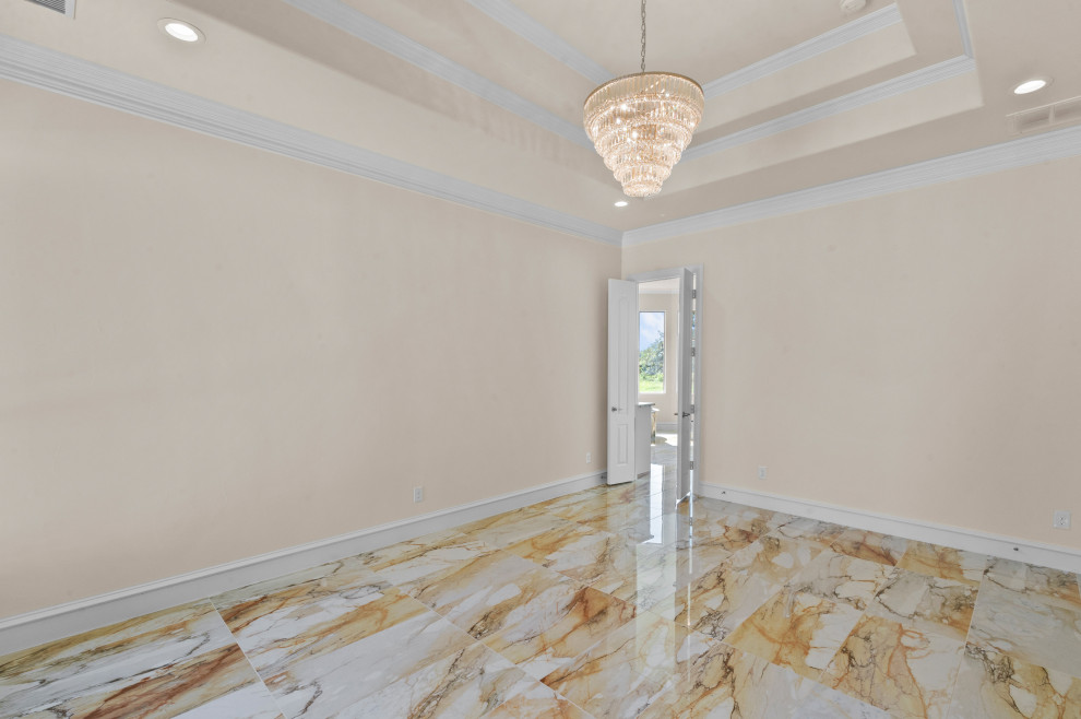 Esempio di una grande camera matrimoniale mediterranea con pareti beige, pavimento in marmo, pavimento beige e soffitto ribassato