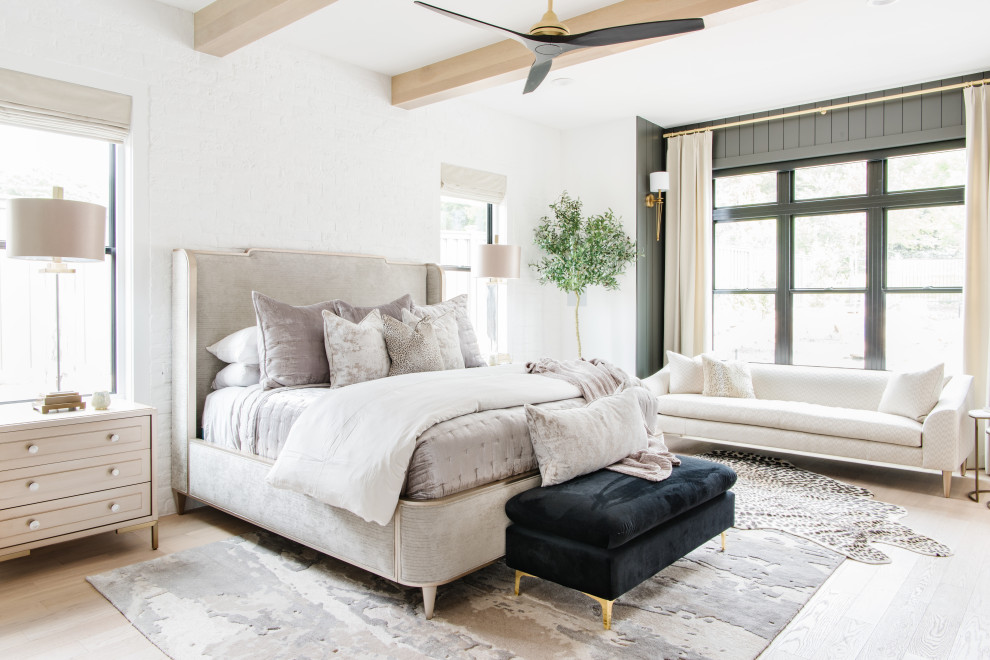 ソルトレイクシティにある広いトランジショナルスタイルのおしゃれな主寝室 (白い壁、標準型暖炉、表し梁、レンガ壁) のレイアウト