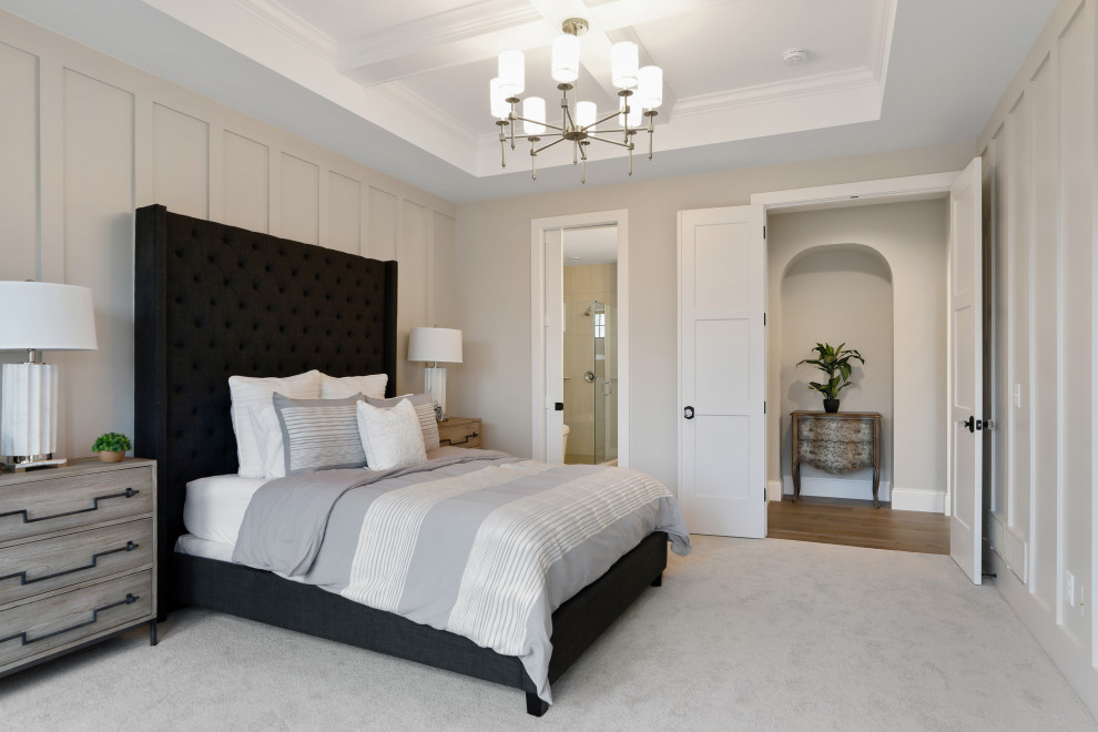 Klassisches Hauptschlafzimmer ohne Kamin mit beiger Wandfarbe, Teppichboden, grauem Boden, Kassettendecke und Wandpaneelen in Minneapolis