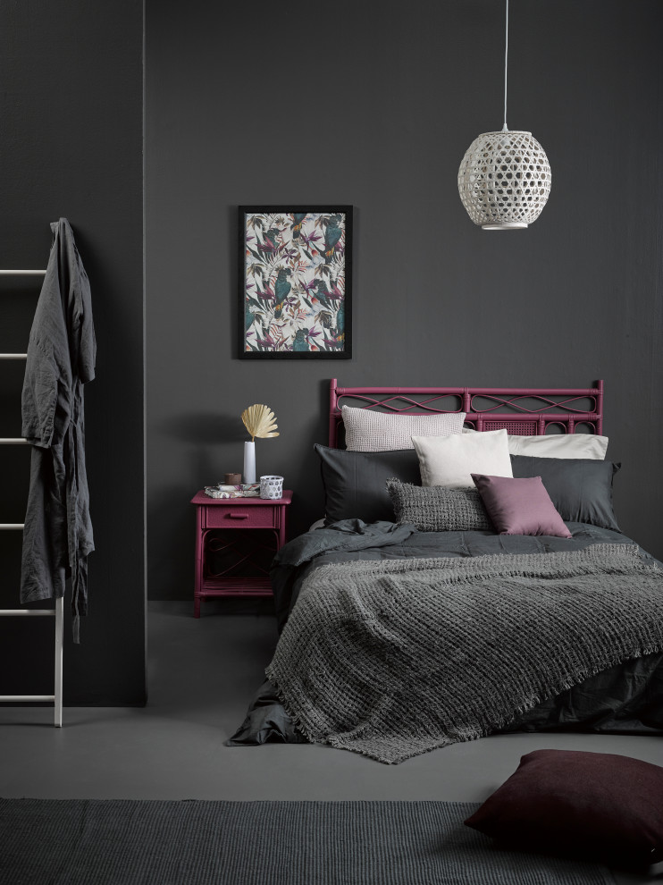 Exemple d'une chambre grise et rose tendance.