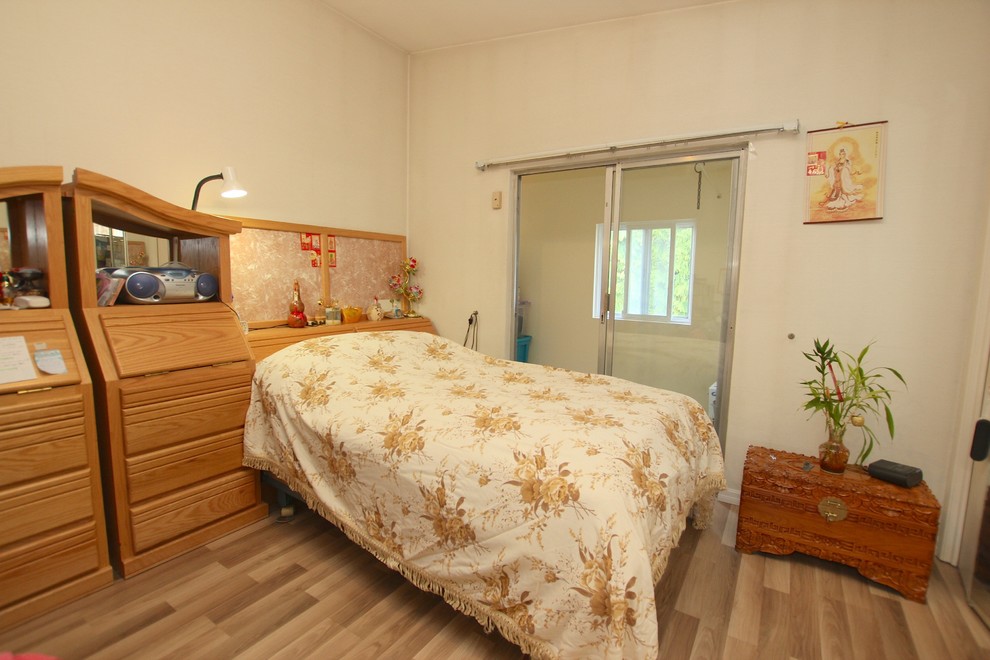 Foto de dormitorio contemporáneo con suelo laminado