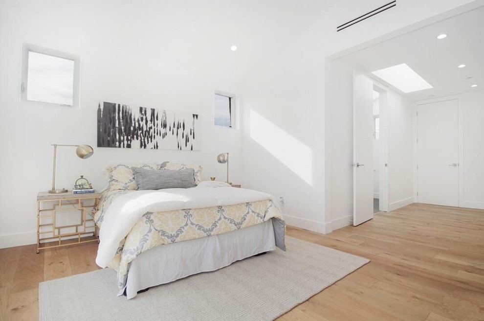На фото: большая хозяйская спальня в стиле модернизм с белыми стенами, светлым паркетным полом и бежевым полом с