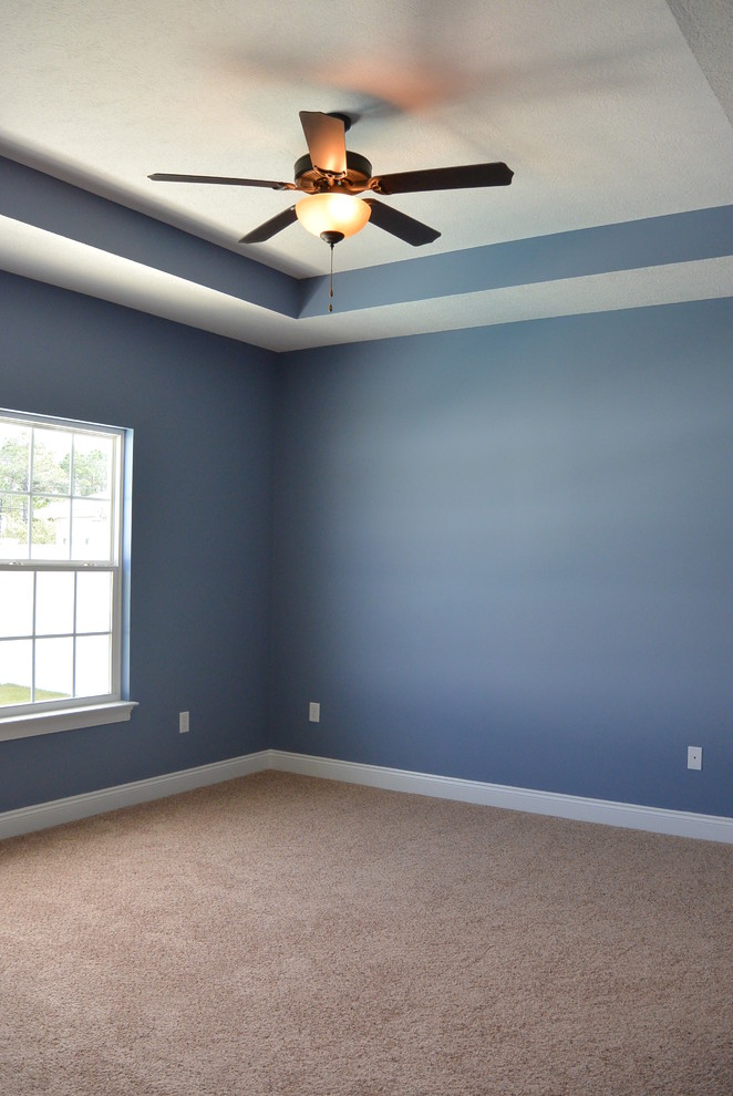 Imagen de dormitorio principal marinero con paredes azules y moqueta