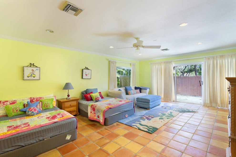 На фото: спальня среднего размера на антресоли в морском стиле с зелеными стенами, полом из терракотовой плитки и разноцветным полом без камина с