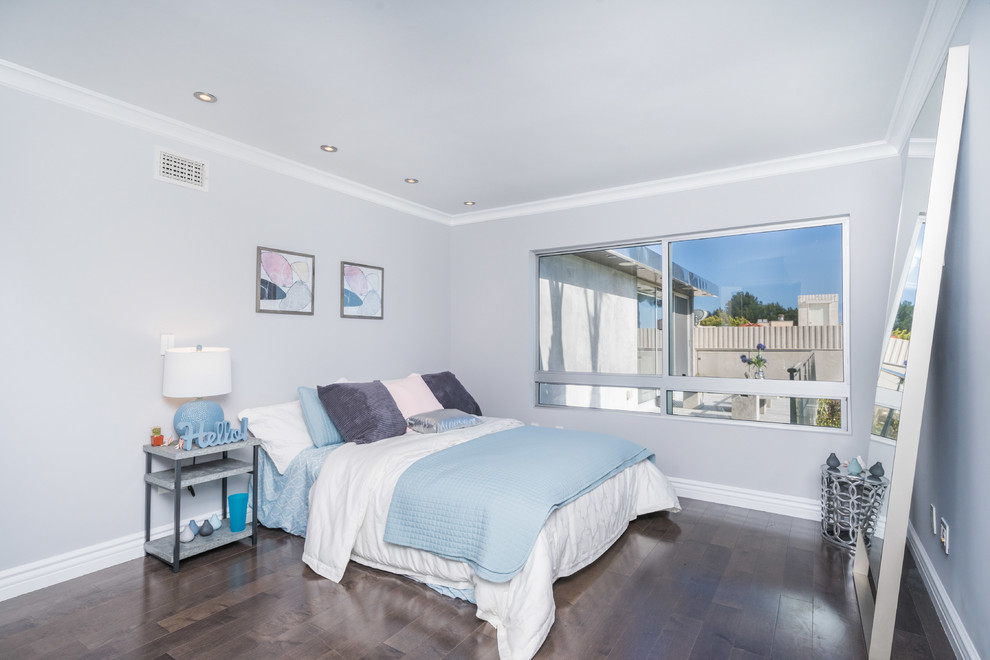 This is an example of a modern bedroom in Los Angeles.