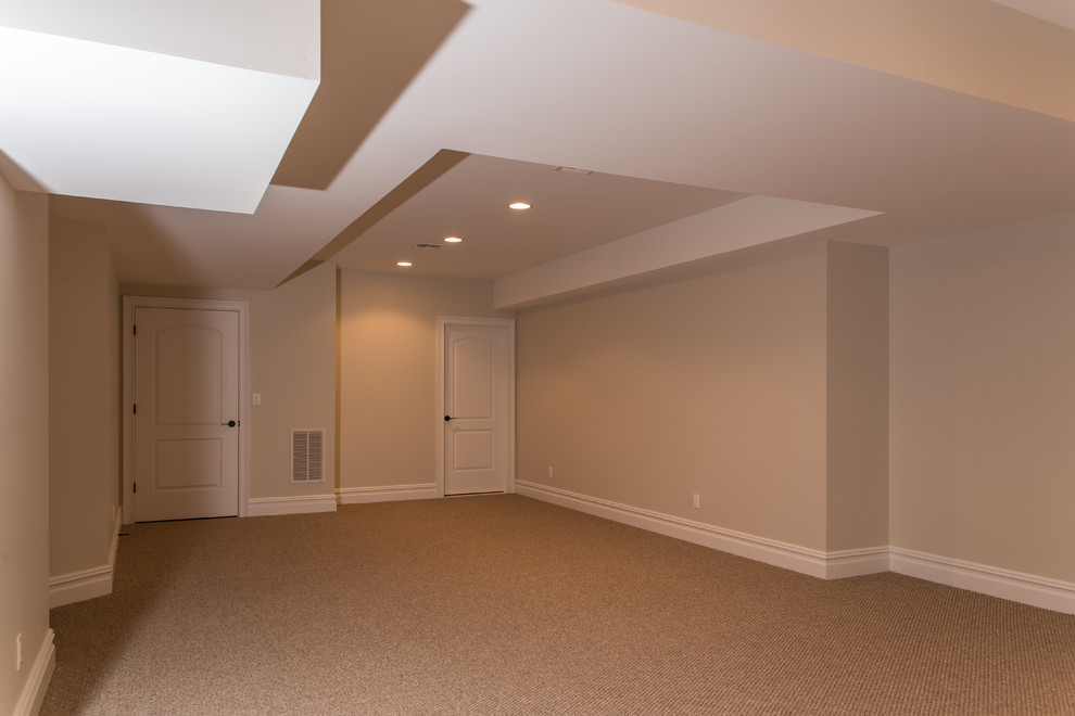 Imagen de dormitorio principal minimalista grande con paredes grises y moqueta