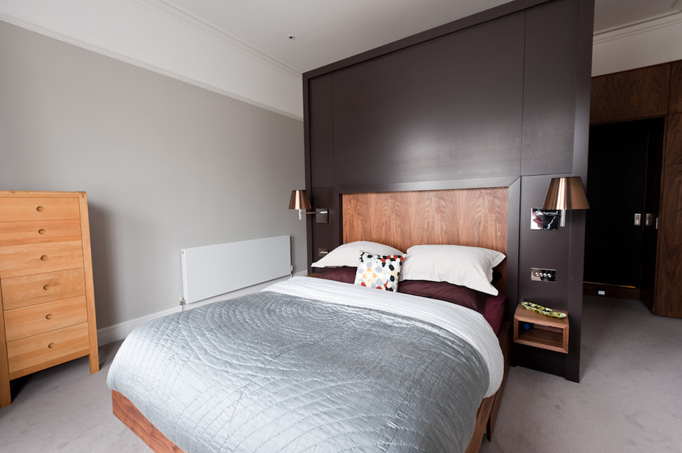 Modernes Schlafzimmer mit grauer Wandfarbe und Teppichboden in Sonstige