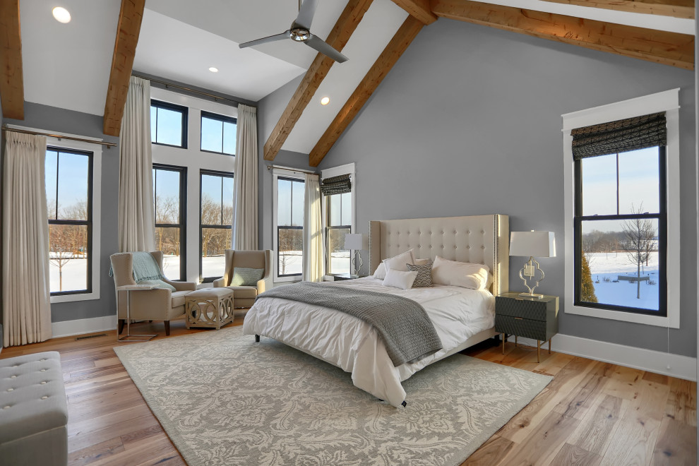 Idéer för ett lantligt sovrum, med grå väggar, mellanmörkt trägolv och brunt golv