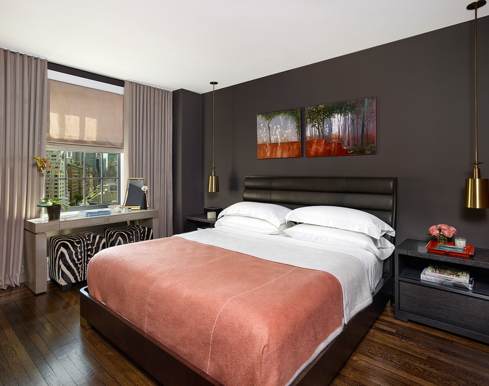 Foto de dormitorio principal contemporáneo de tamaño medio sin chimenea con paredes marrones, suelo de madera oscura y suelo marrón