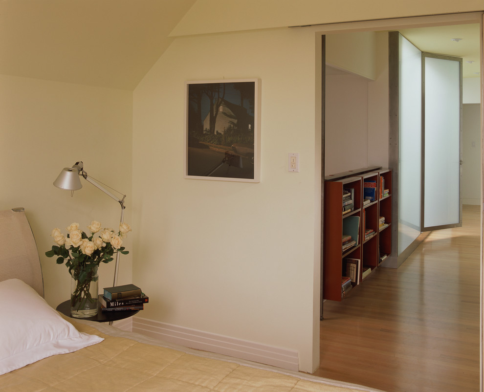 На фото: спальня в современном стиле с бежевыми стенами, паркетным полом среднего тона и коричневым полом с