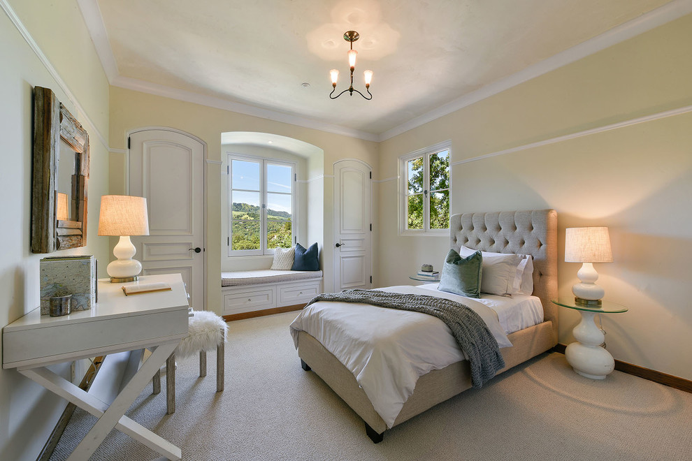 На фото: хозяйская спальня в классическом стиле с желтыми стенами, ковровым покрытием и белым полом с
