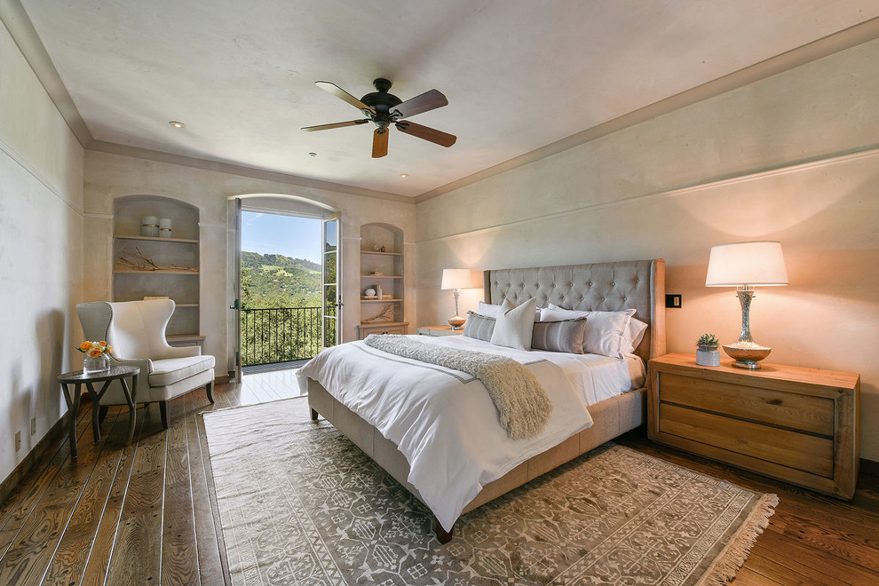Mediterranes Hauptschlafzimmer mit weißer Wandfarbe, braunem Holzboden und braunem Boden in San Francisco