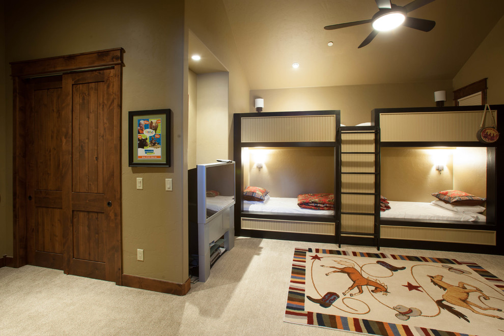 На фото: большая гостевая спальня (комната для гостей) в стиле рустика с коричневыми стенами, ковровым покрытием и бежевым полом без камина