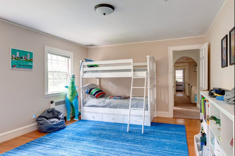 Ejemplo de habitación de invitados tradicional de tamaño medio con paredes beige, suelo de madera en tonos medios y suelo azul