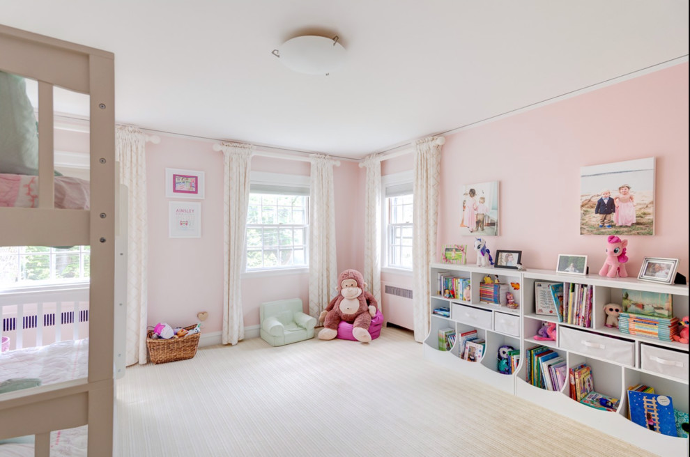 Ejemplo de habitación de invitados clásica de tamaño medio con paredes rosas, suelo de madera en tonos medios y suelo azul