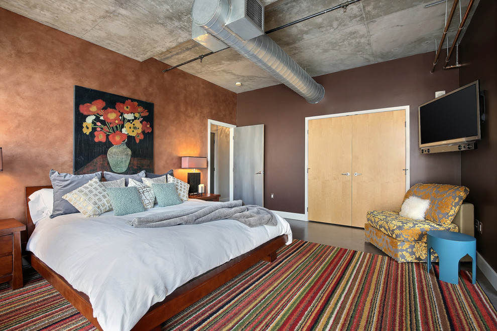 Foto de dormitorio principal industrial grande sin chimenea con paredes marrones y suelo de cemento