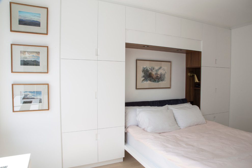 Mittelgroßes Modernes Gästezimmer ohne Kamin mit weißer Wandfarbe in New York