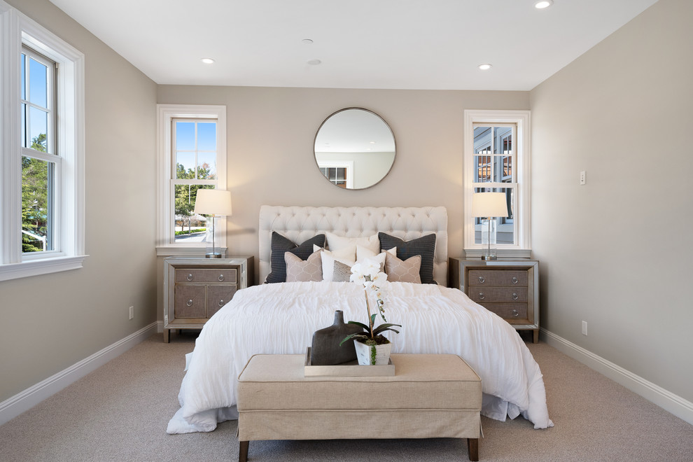 Diseño de habitación de invitados campestre con paredes beige, moqueta y suelo beige
