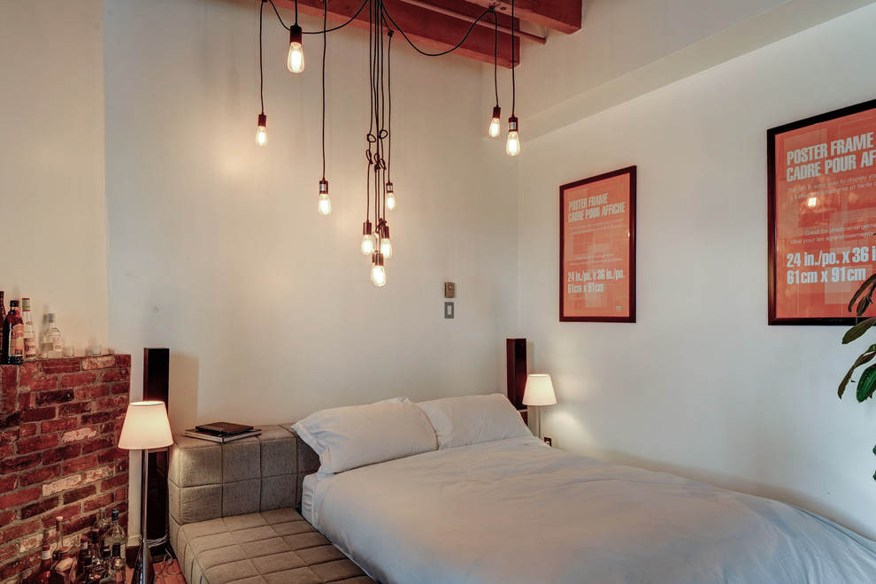 Foto de dormitorio ecléctico pequeño con marco de chimenea de ladrillo