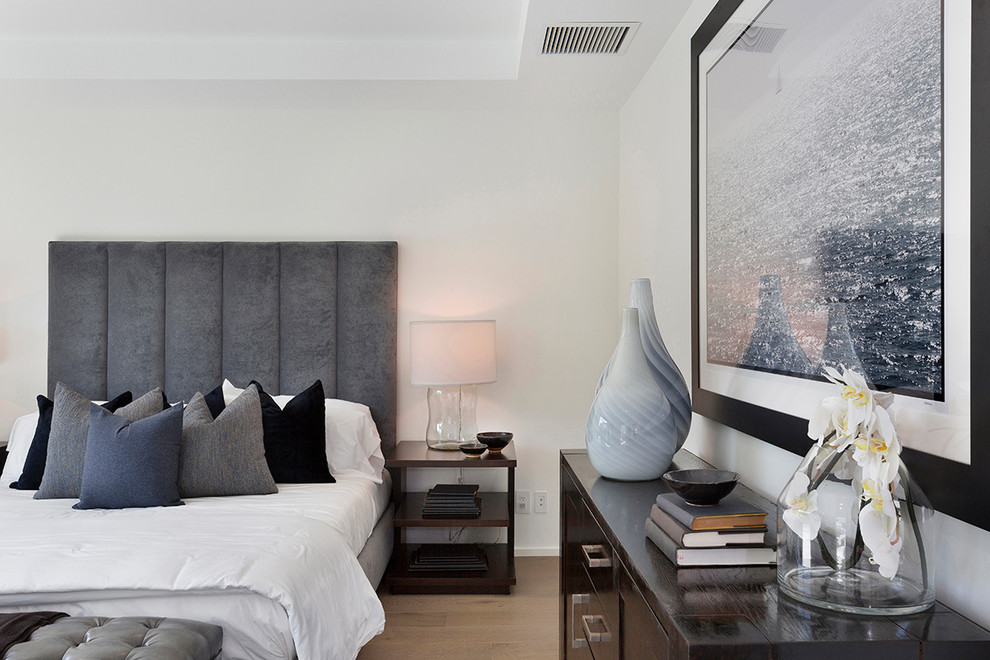 На фото: хозяйская спальня среднего размера в стиле модернизм с белыми стенами, светлым паркетным полом и бежевым полом без камина