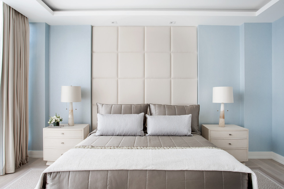 Modelo de dormitorio tradicional renovado con paredes azules