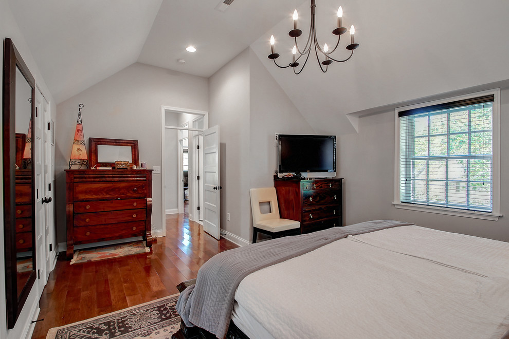 Imagen de dormitorio principal contemporáneo pequeño sin chimenea con paredes grises y suelo de madera en tonos medios