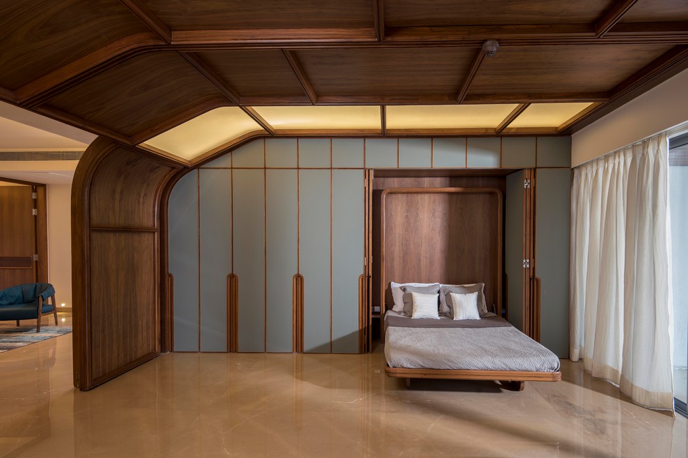 Asiatisches Gästezimmer mit bunten Wänden und braunem Boden in Pune