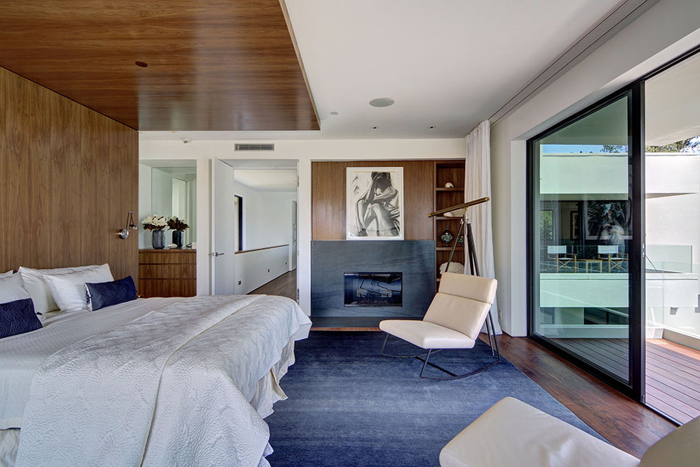 Modernes Schlafzimmer mit weißer Wandfarbe und dunklem Holzboden in Los Angeles