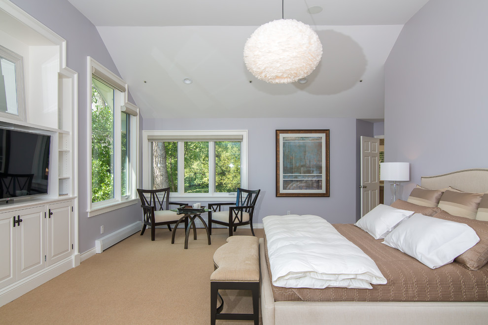 Idee per una grande camera matrimoniale design con pareti viola, moquette e pavimento beige