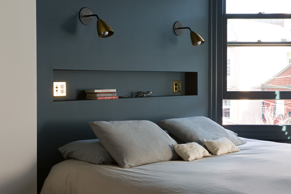 Mittelgroßes Eklektisches Hauptschlafzimmer ohne Kamin mit blauer Wandfarbe, braunem Holzboden und braunem Boden in San Francisco
