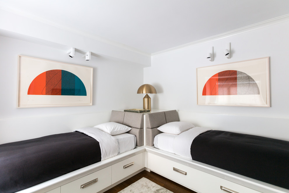 На фото: большая гостевая спальня (комната для гостей) в стиле неоклассика (современная классика) с белыми стенами, темным паркетным полом и коричневым полом