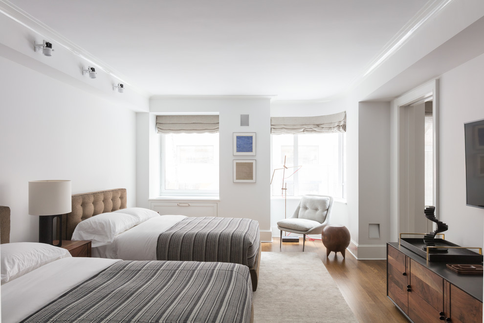 Idee per una grande camera degli ospiti tradizionale con pareti bianche, pavimento marrone e pavimento in legno massello medio
