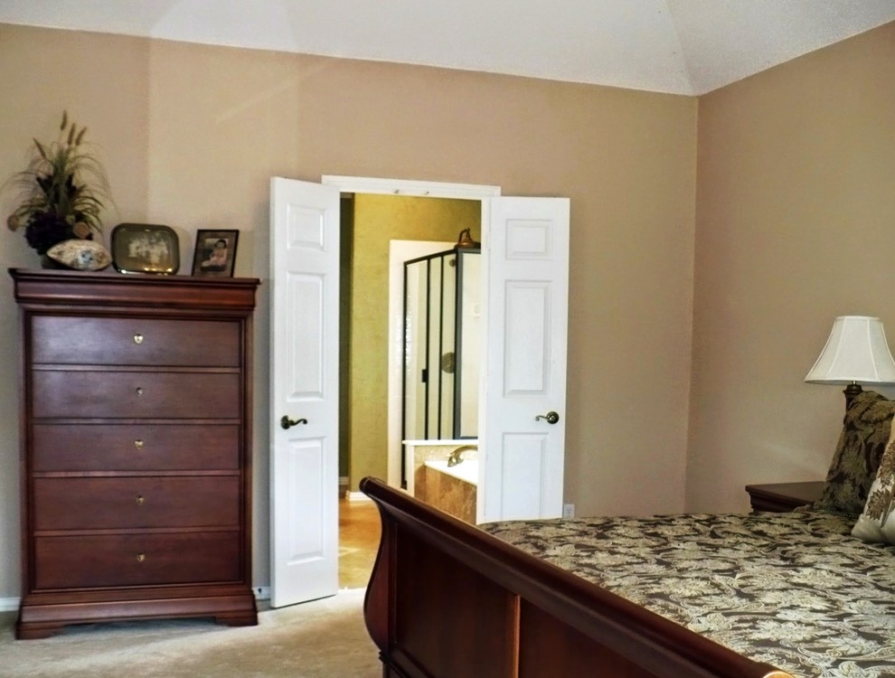 ダラスにあるトラディショナルスタイルのおしゃれな主寝室 (茶色い壁、セラミックタイルの床) のレイアウト