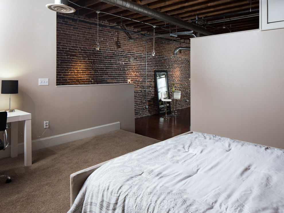 Exemple d'une chambre avec moquette moderne de taille moyenne avec un mur beige et aucune cheminée.