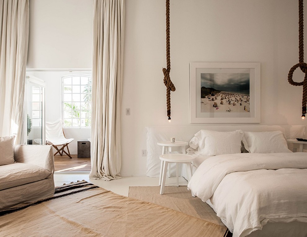 Foto di una camera matrimoniale minimal con pareti bianche