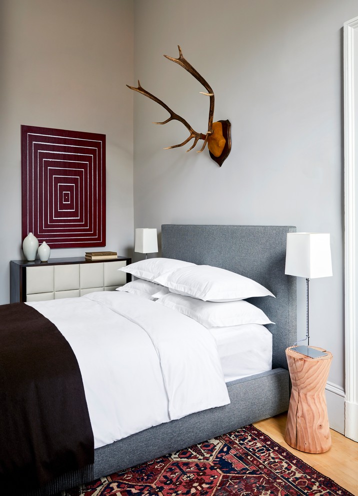 На фото: маленькая спальня в скандинавском стиле с серыми стенами и светлым паркетным полом для на участке и в саду