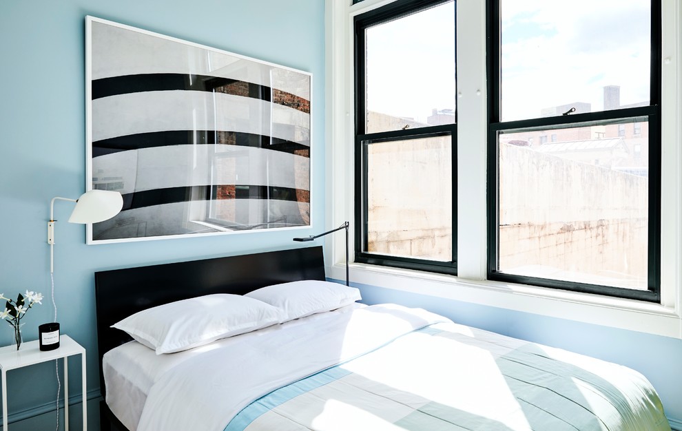 Imagen de dormitorio principal escandinavo pequeño con paredes azules y suelo de madera clara