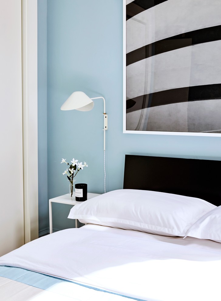 Diseño de dormitorio principal, nórdico, pequeño, con paredes azules y suelo de madera clara